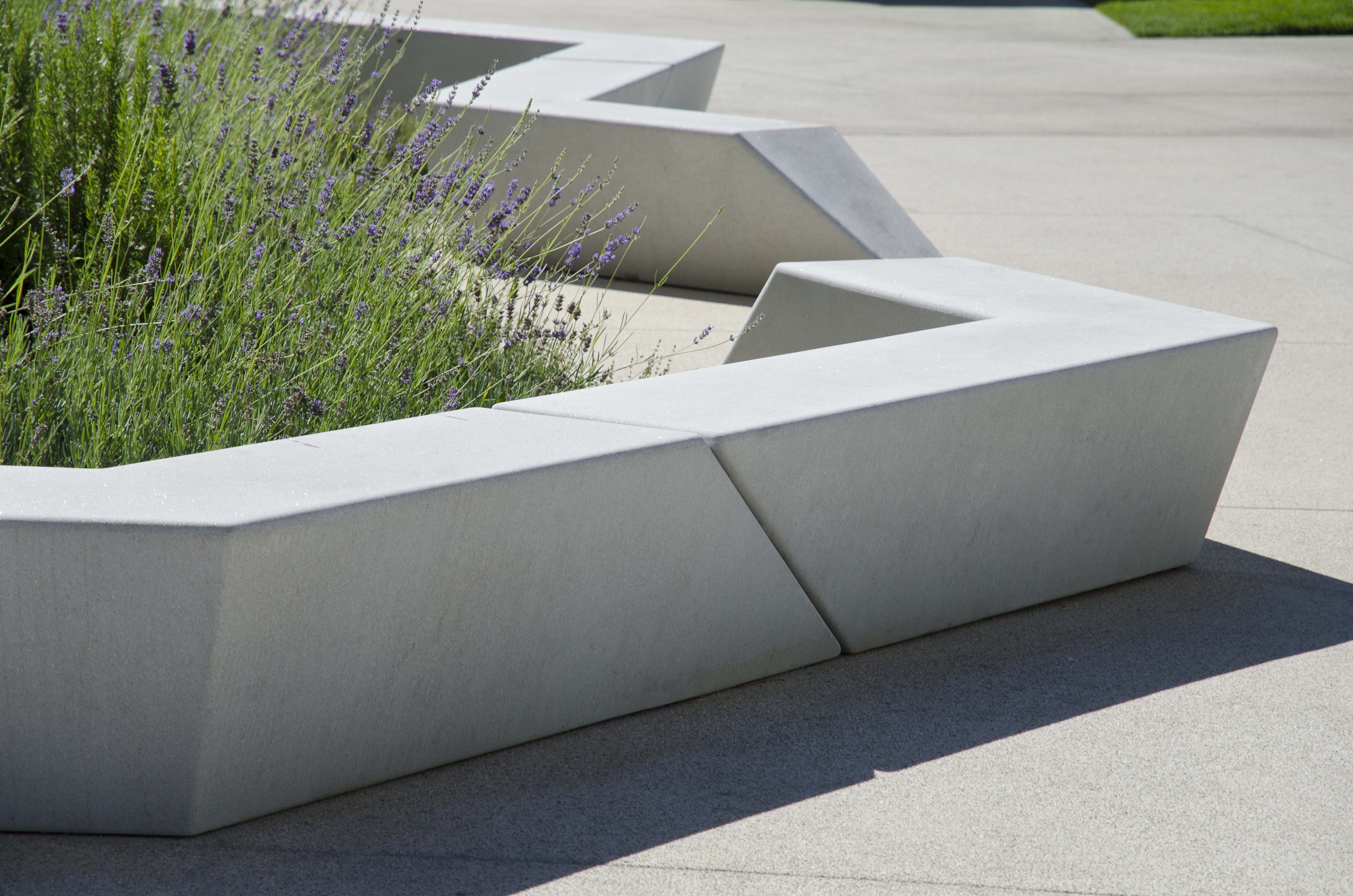 Бетонные МАФ в городском благоустройстве: сравнительный анализ материалов