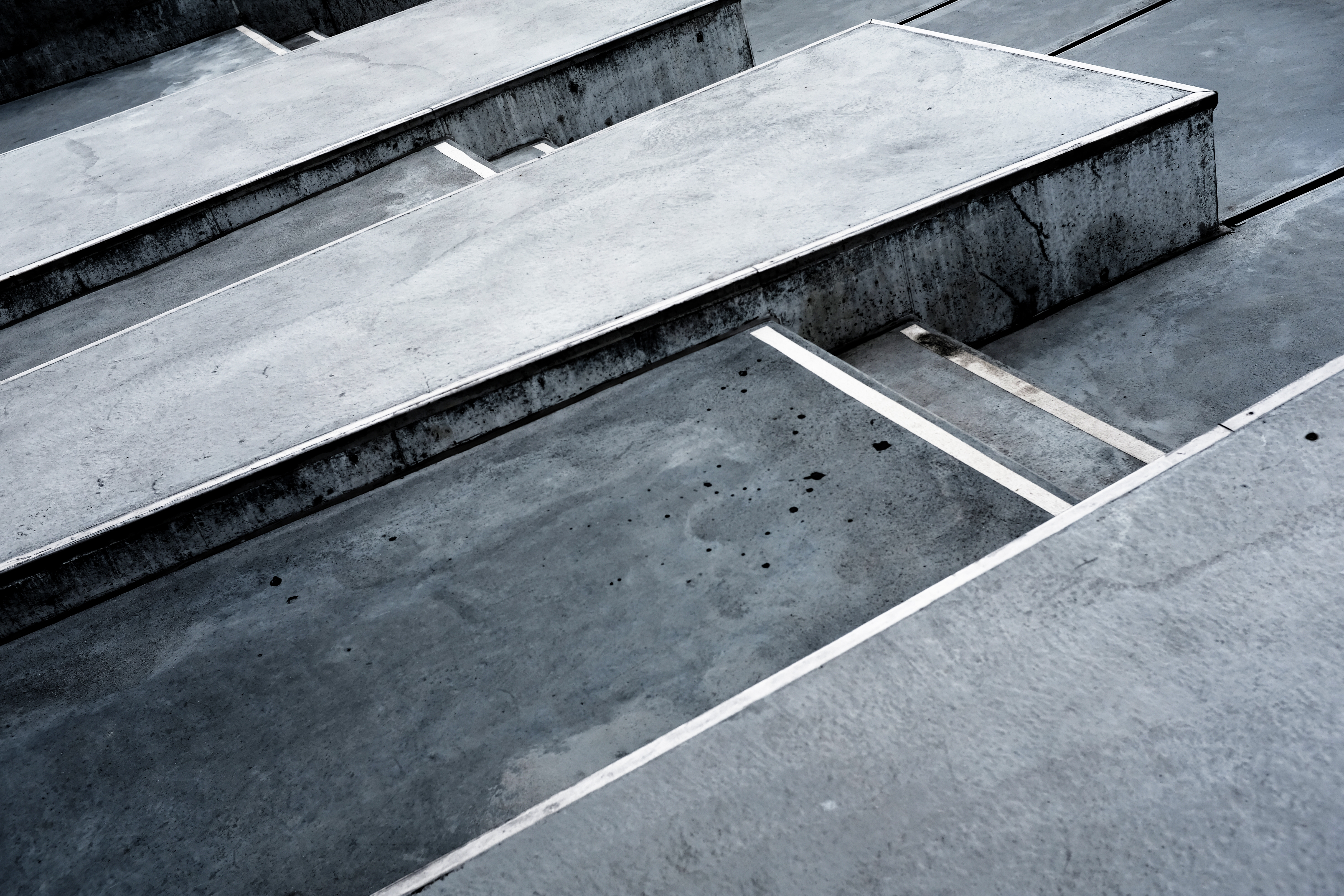 Гидроизоляция ЖБИ-конструкций: когда достаточно заводского бетона W8, а когда нужна дополнительная защита